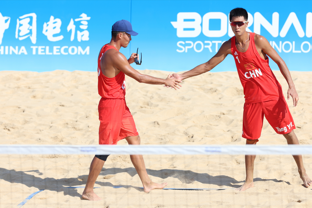 首战告捷！杭州亚运会男子沙滩排球预赛 中国队战胜对手1