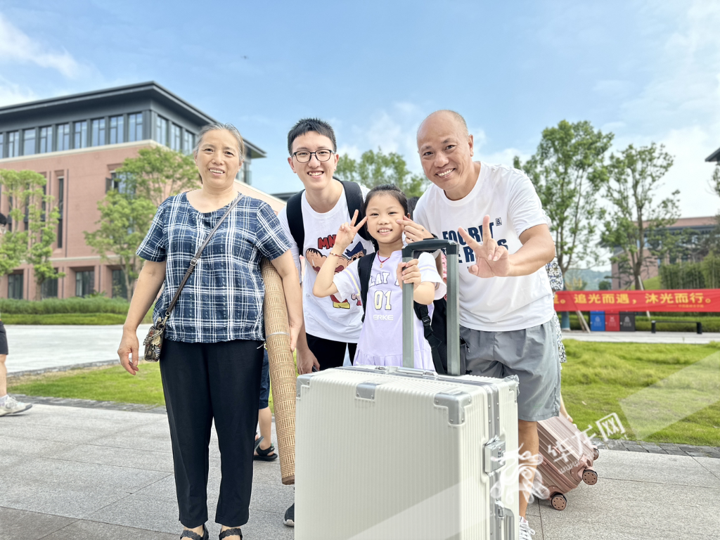 外甥女特意来送中医学院的舅舅刘家政（左二）上学。华龙网-新重庆客户端记者 刘钊 摄