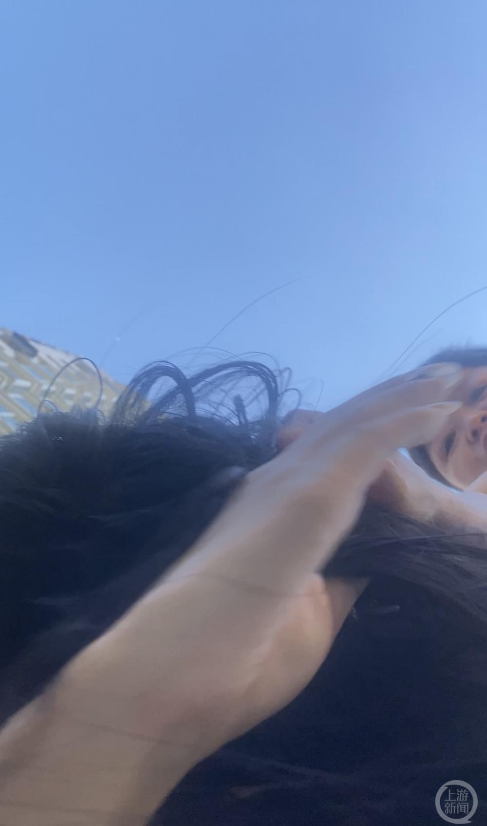 女子喂流浪猫被大妈揪发撕打 1