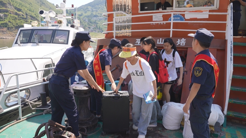 海事部门的志愿者在现场维护秩序。重庆海事局供图