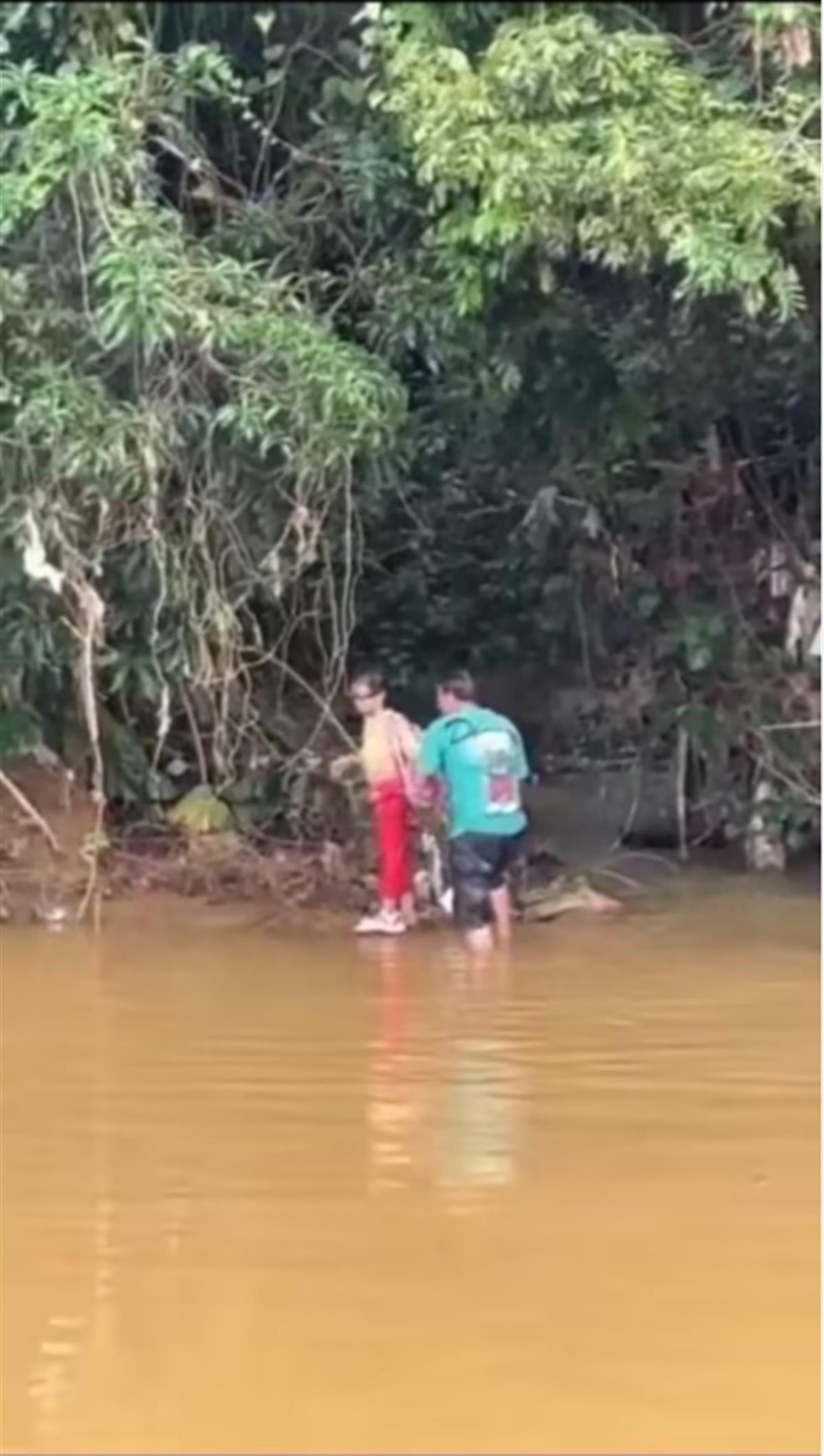 广东茂名一女童溺水昏迷，垂钓者救人后在水边急救竟招致个别网友非议3