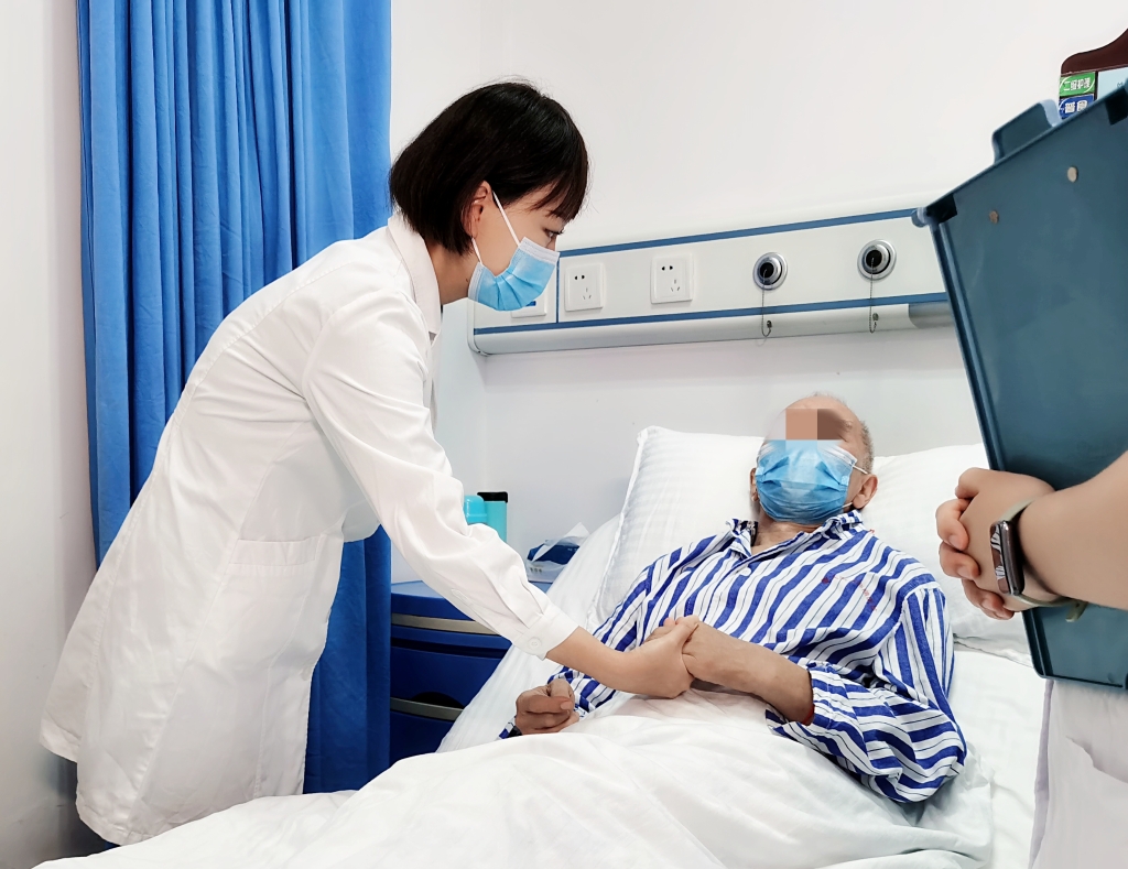 鼻咽癌患者治疗中。重庆大学附属肿瘤医院供图