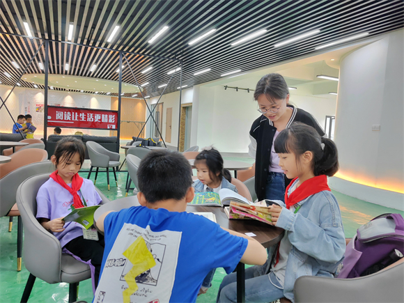 1“课外妈妈”队伍为工人提供在读子女免费托管服务。受访者供图 华龙网发