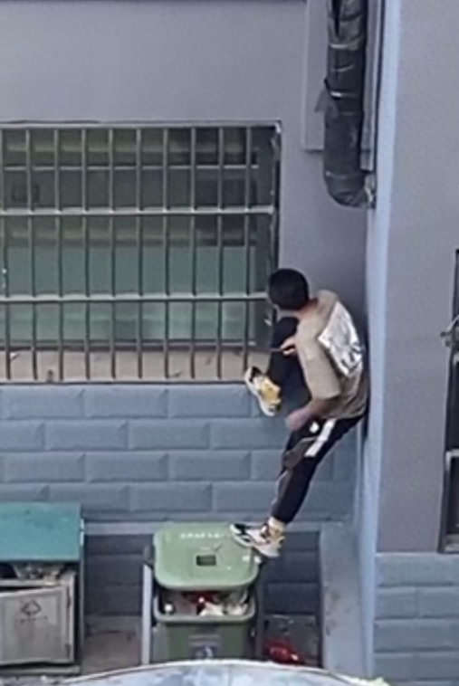 内蒙古一男子疑似持刀在大学女寝窗户外偷窥 学校回应