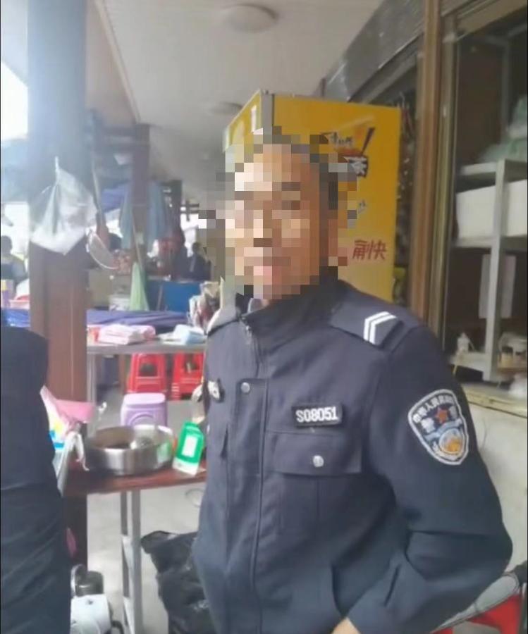 张家界一景区停车场内多名身着警察制服人员殴打游客？警方回应：案件正在侦办，无公安人员参与