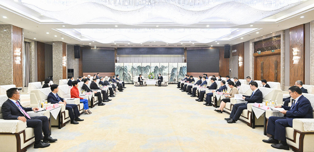 袁家军胡衡华会见出席重庆市市长国际经济顾问团会议第十七届年会的重要嘉宾