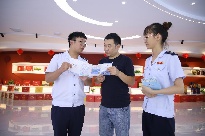 丰都县税务人员走进当地企业,宣传讲解纳税信用相关政策。通讯员 张凌云 摄