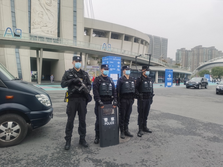 杭州1米92特警很意外自己走红 网友：这一身，都是安全感！6