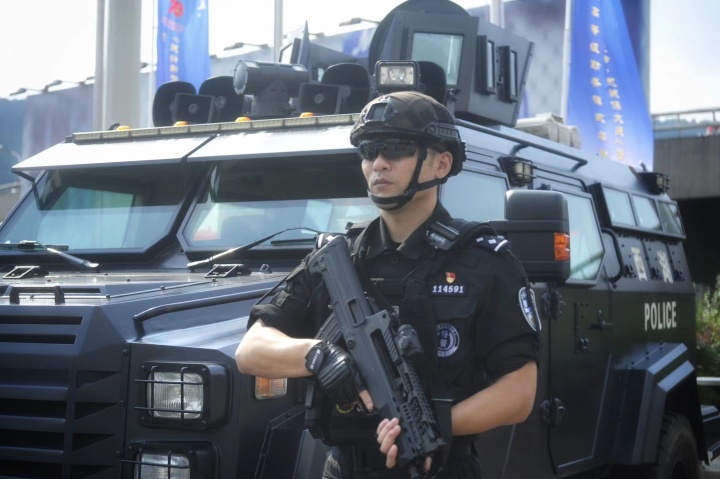 杭州1米92特警很意外自己走红 网友：这一身，都是安全感！1