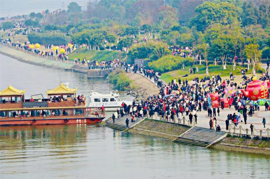 游客乘船游涪江。记者 刘文静 供图