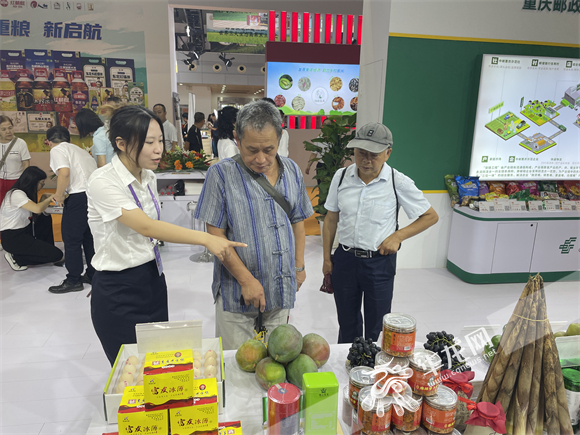 在中国邮政展厅，琳琅满目的农特产品吸引市民频频驻足。华龙网记者 张馨月 摄