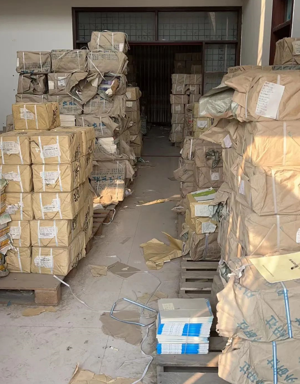 涉案1.4亿盗版教材案告破：河南一新华书店员工落网，警方缴获280万册盗版中小学教材1