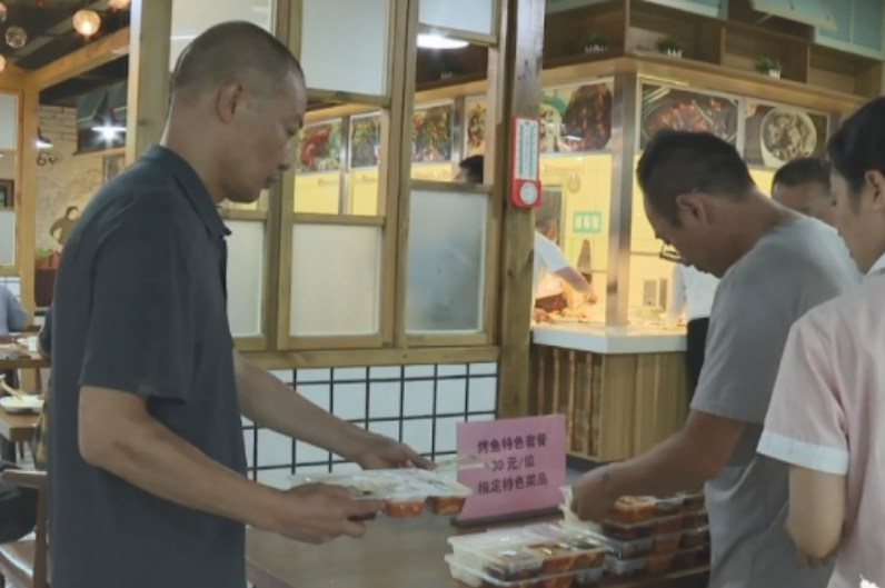 特色烤鱼套餐受到旅客喜爱。