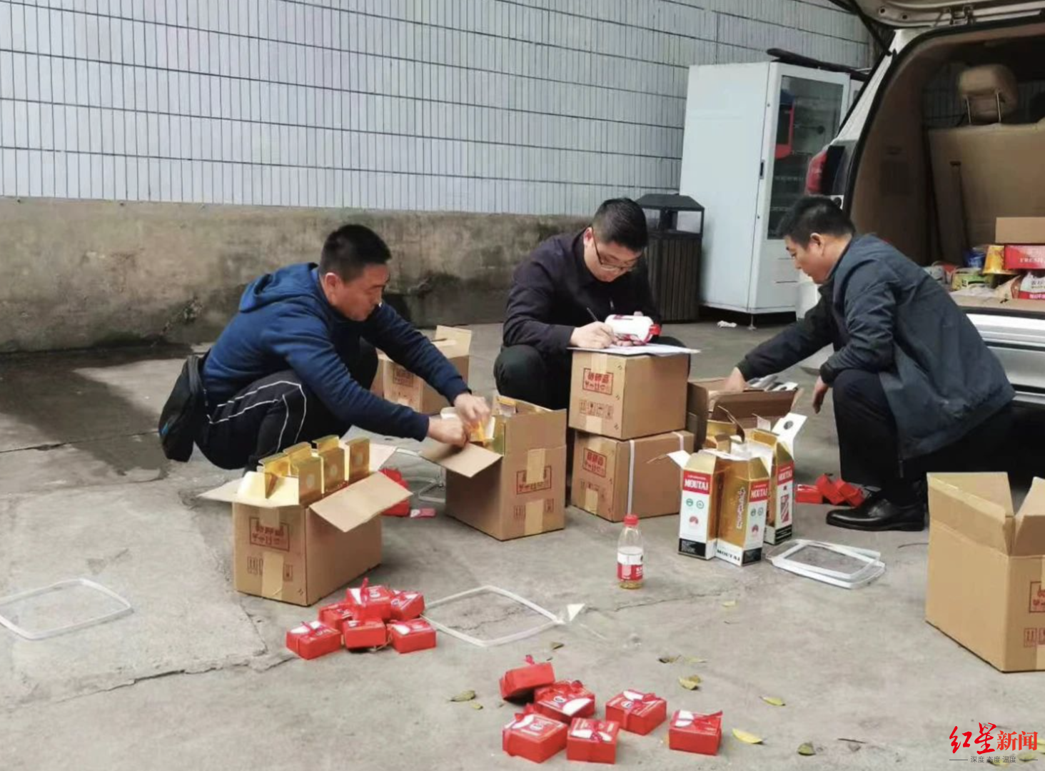 茅台酒厂工人用百元散酒伪造132箱“飞天茅台”被刑拘1
