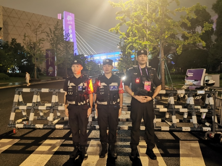 杭州1米92特警很意外自己走红 网友：这一身，都是安全感！7