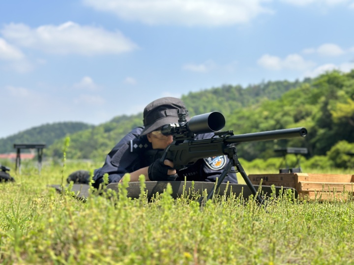 杭州1米92特警很意外自己走红 网友：这一身，都是安全感！3