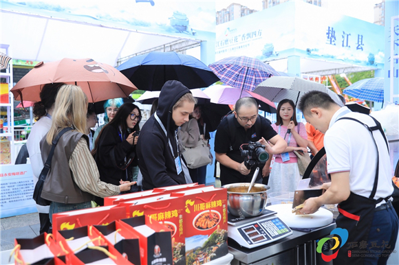 外国留学生了解重庆市农特产品的特色及文化传承。垫江县委宣传部供图 华龙网发