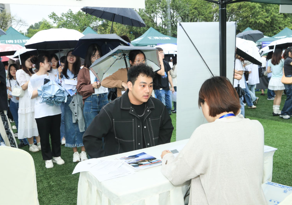 现场求职氛围浓厚。重庆市人力社保局 供图