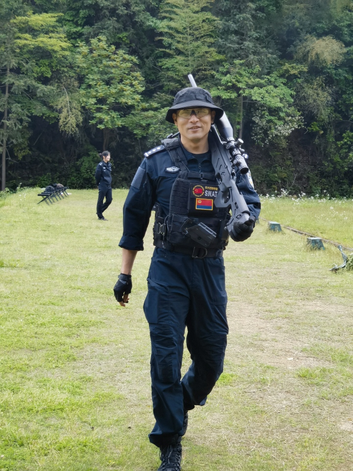 杭州1米92特警很意外自己走红 网友：这一身，都是安全感！2