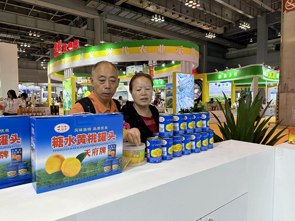 潼南特产黄桃罐头吸引了观众。潼南区委宣传部供图  华龙网发