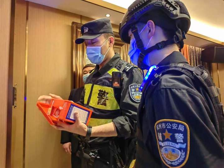 杭州1米92特警很意外自己走红 网友：这一身，都是安全感！4
