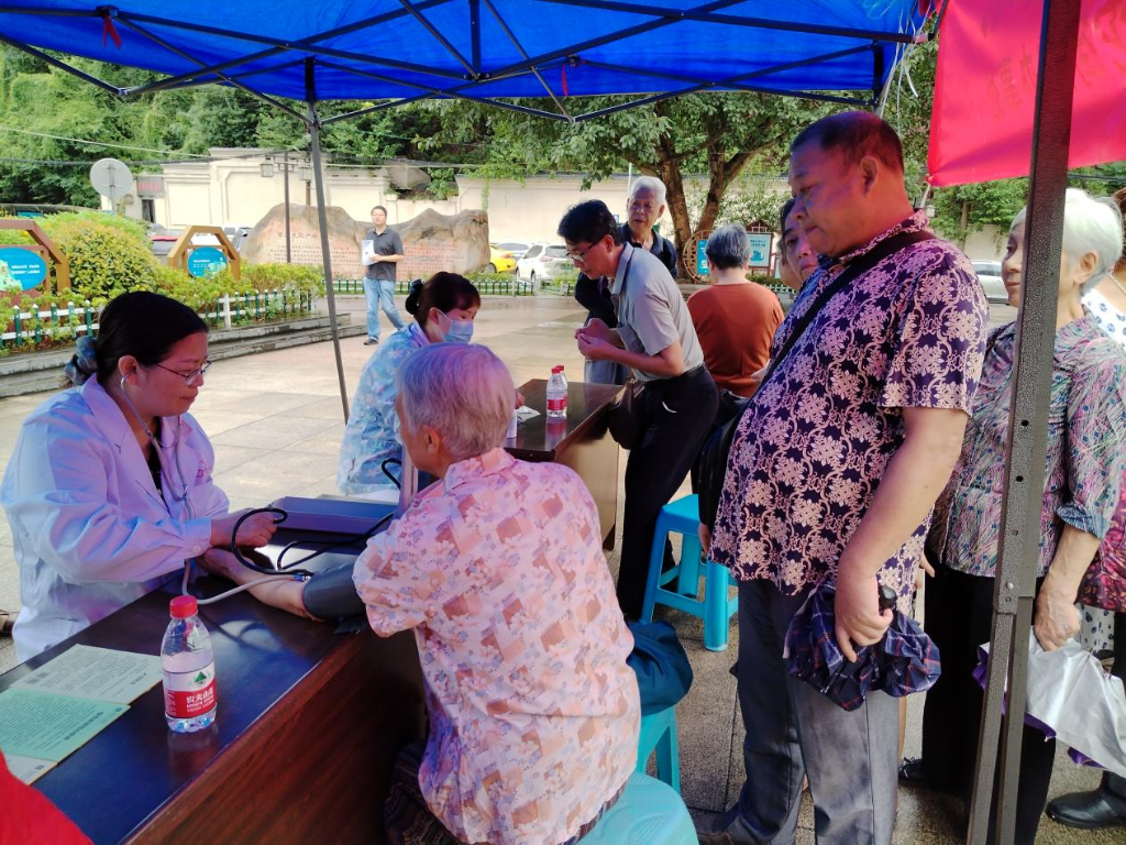 江北郭家沱街道开展大型义诊活动。郭家沱街道供图 华龙网发