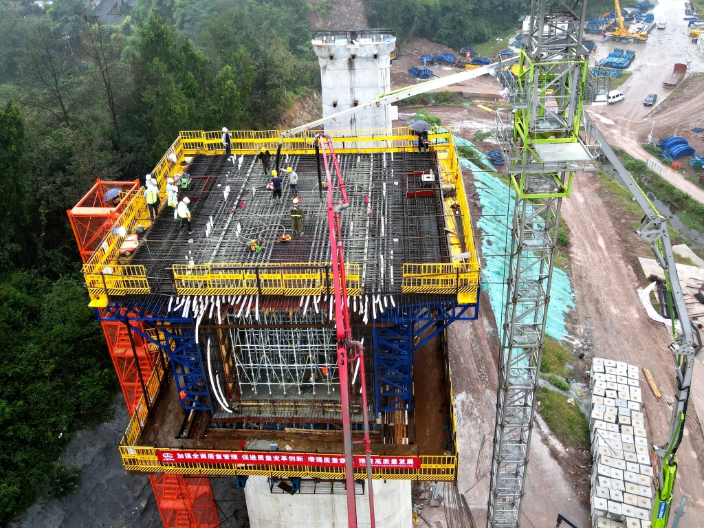 火地堡双线特大桥10号连续梁主墩0号段混凝土浇筑施工现场。通讯员 赵军 摄