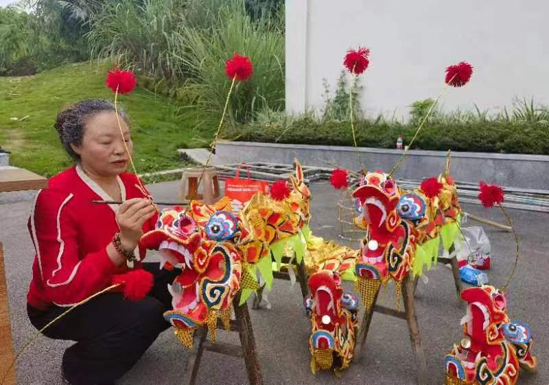现场绘制铜梁龙灯。铜梁区委宣传部供图 华龙网发