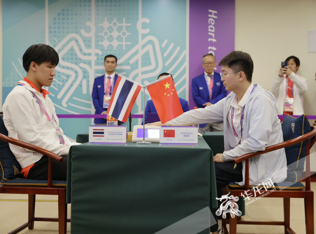 9月24日，杨鼎新（右）在围棋男子个人预赛中战胜泰国选手。华龙网记者 张质 摄