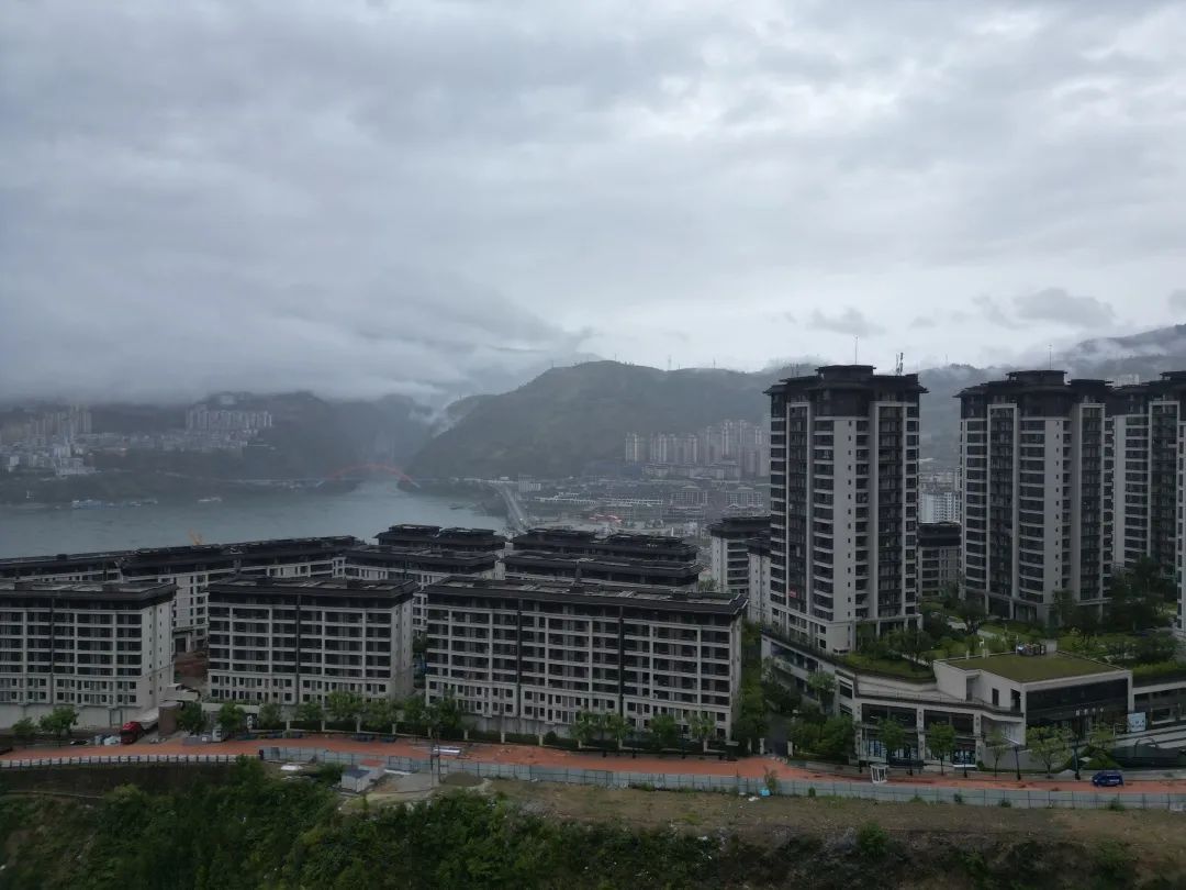 强降雨致重庆巫山城区积水 相关部门紧急排涝