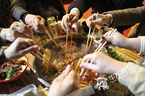 Spicy and delicious hot pot is the favorite of Chongqing people.
