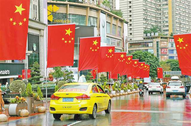 沙坪坝：满街“中国红” 节日氛围浓