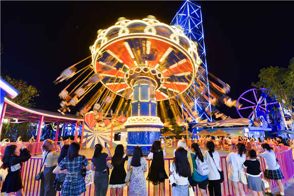 假期期间，重庆欢乐谷营业至晚上10点。重庆欢乐谷供图 华龙网发