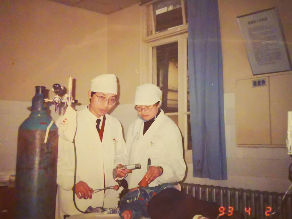一个玩具牵出30年前急救往事：“晚1分钟就没救”的小男孩成了博士1