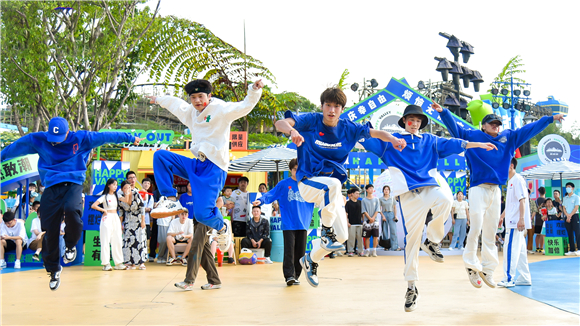 十一长假期间，重庆欢乐谷街头酷玩节推出多种演艺。重庆欢乐谷供图 华龙网发