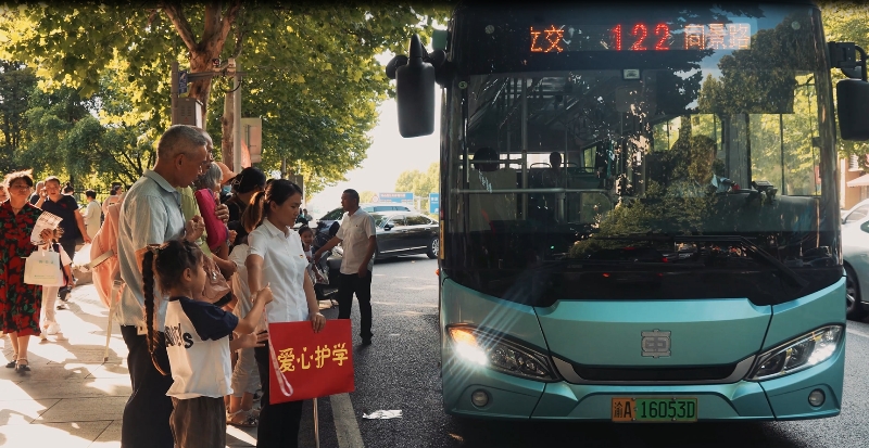 公交122路开收班时间有调整。
重庆南部公交供图