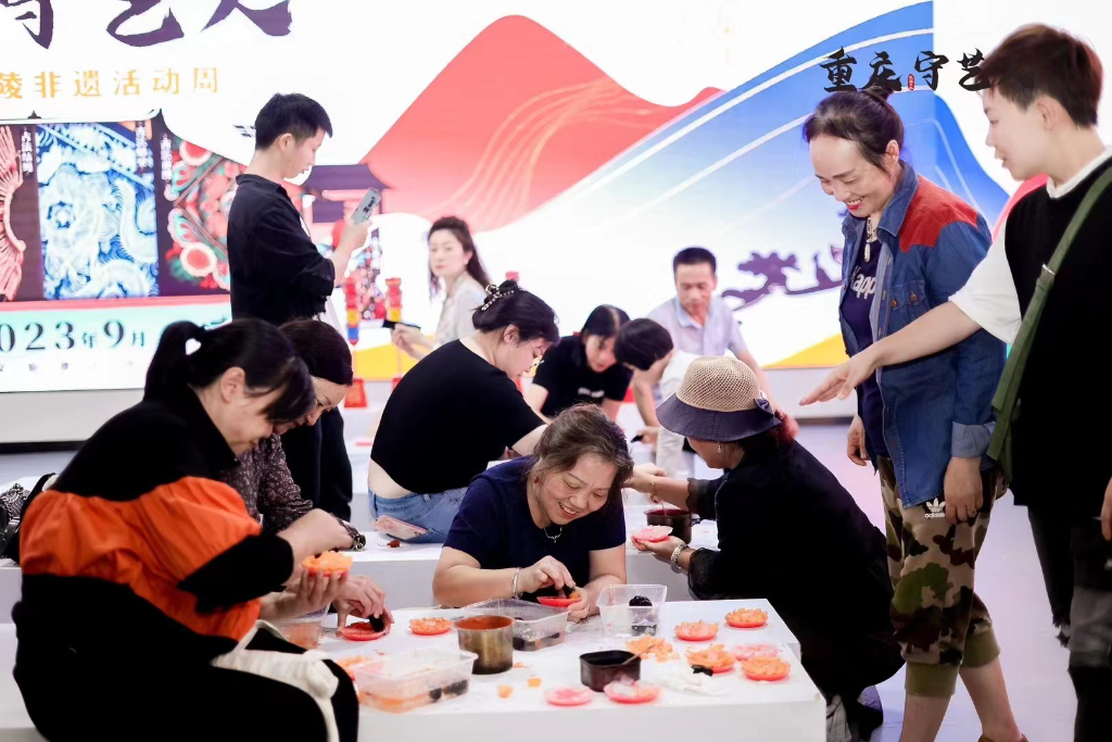 市民现场体验非遗项目。主办方供图
