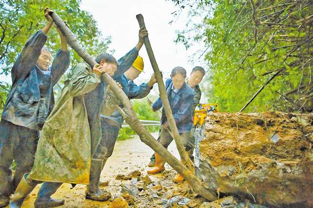 巫山遭遇持续暴雨,干群合力抗洪抢险 “今晚不睡也要抢通道路,保证明天娃娃上学”