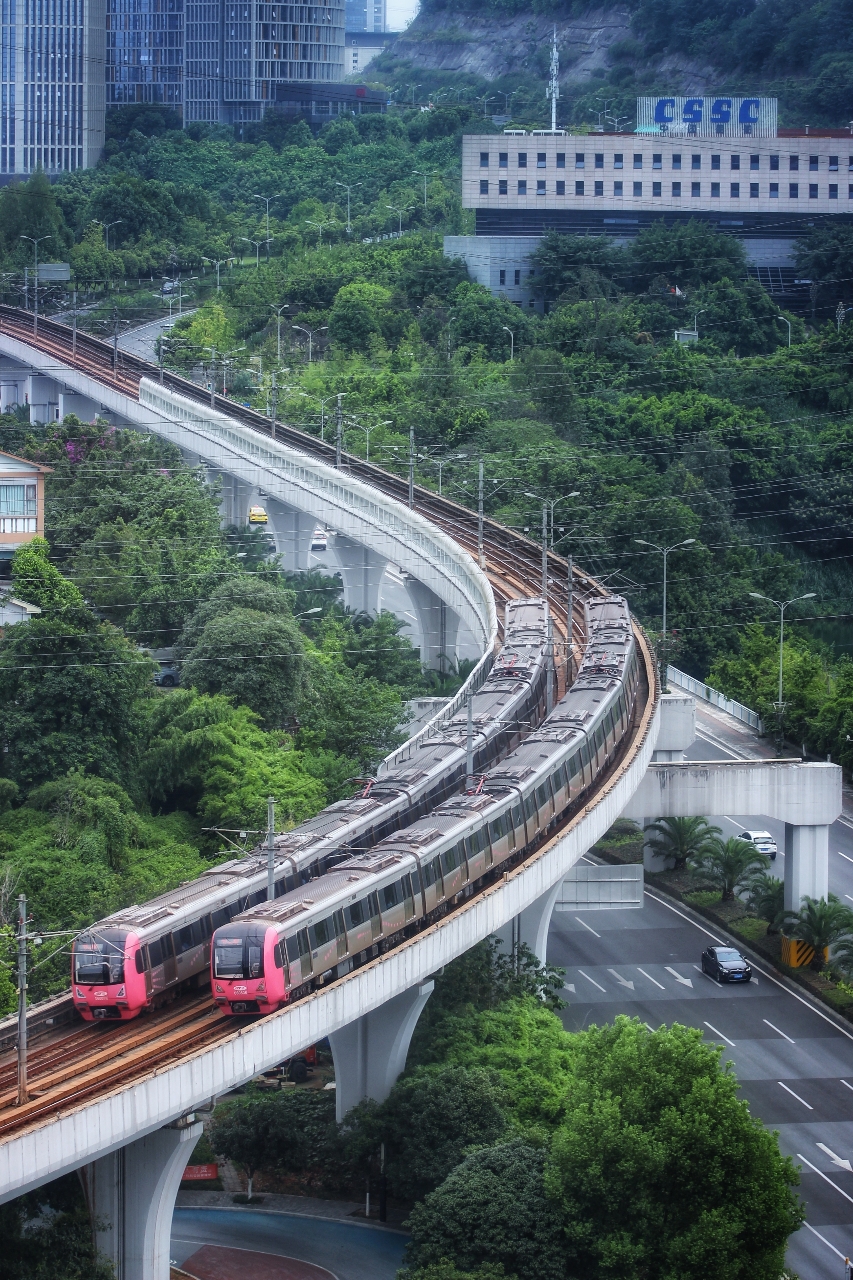 中秋国庆期间，重庆轨道交通多条线路运营时间延长至24时收班。重庆轨道集团供图