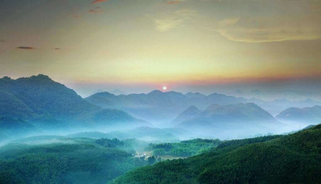 薄雾萦绕竹海，风景美如画。梁平区文旅委供图 华龙网发