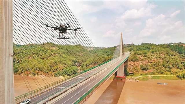 重庆无人机宜宾显身手 上下盘旋为桥梁做“体检”1