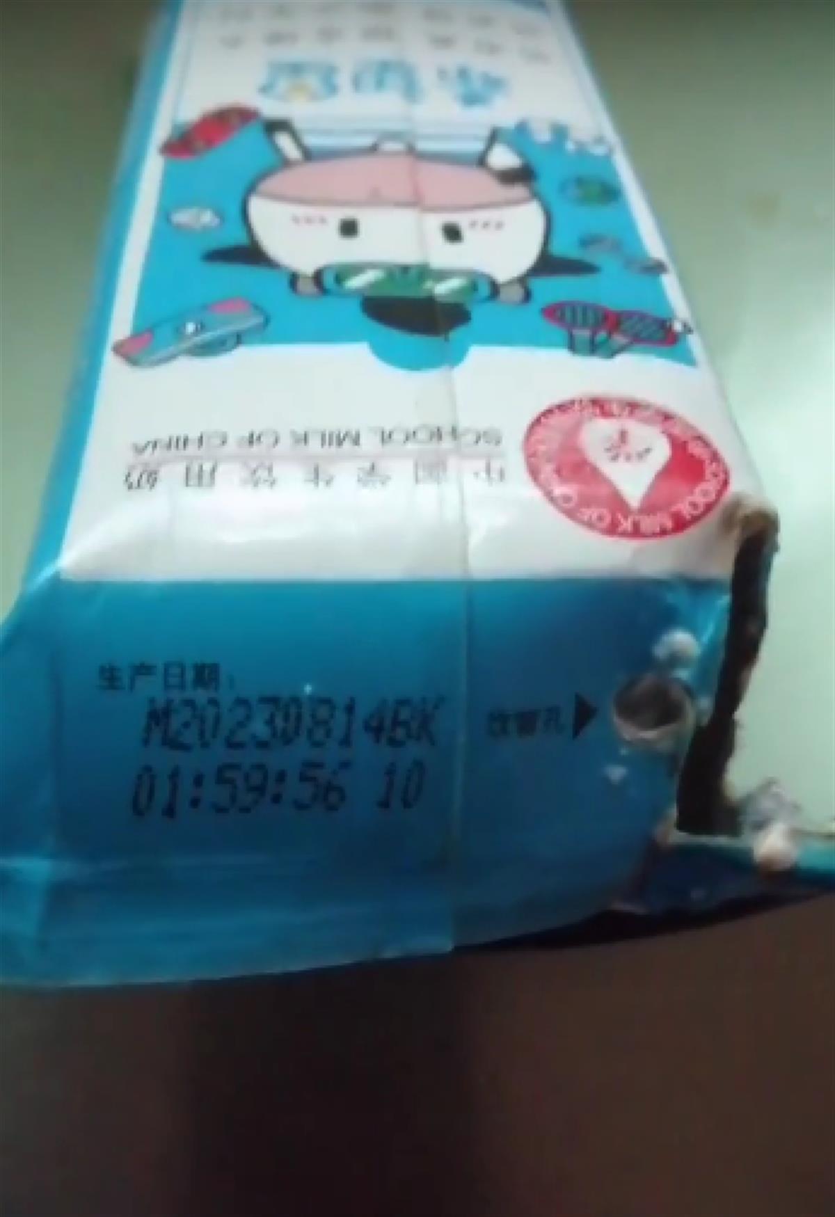 官方回应“学生饮用奶呈粥状疑变质”：初步判断系保存不当反复加热所致，同批次牛奶已抽样送检2