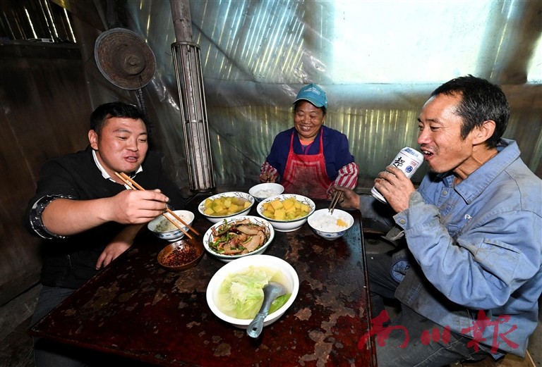 李伟每天最开心的时候就是一家人坐在一起吃饭，拉家常。