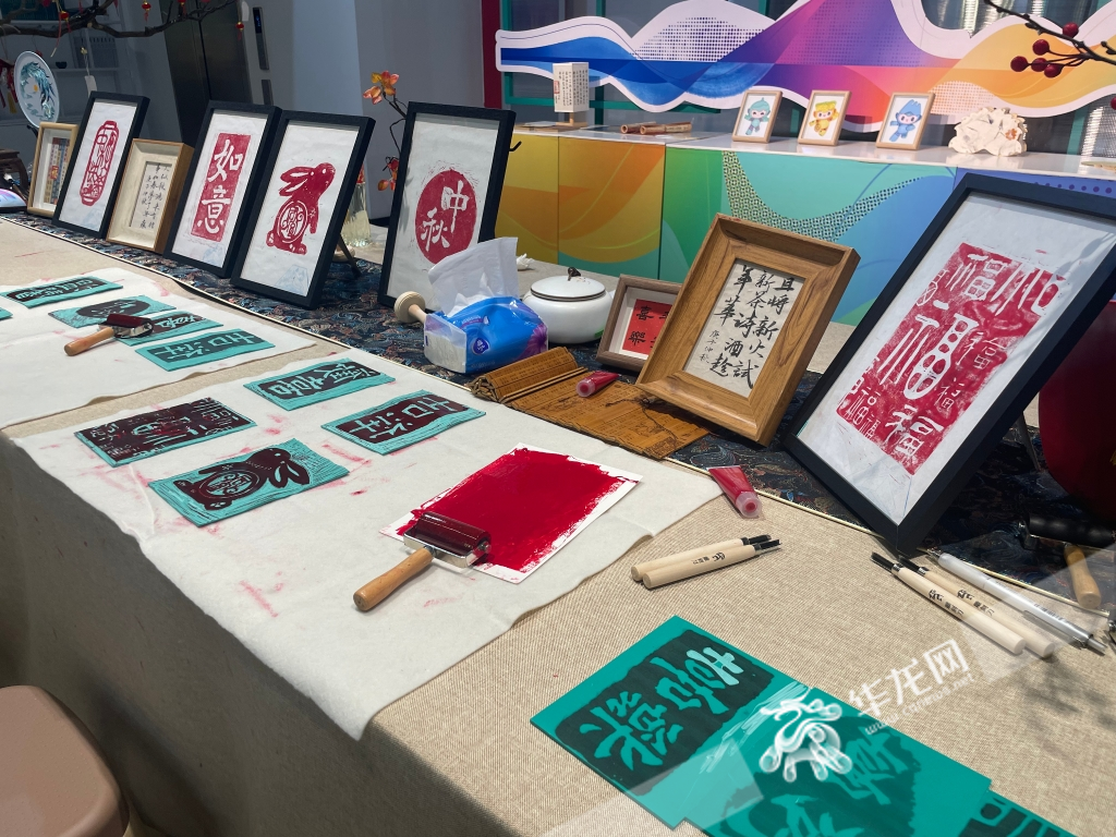 Visitors can experience Chinese manual rubbing at the Asian Games Village Volunteer Service Center.