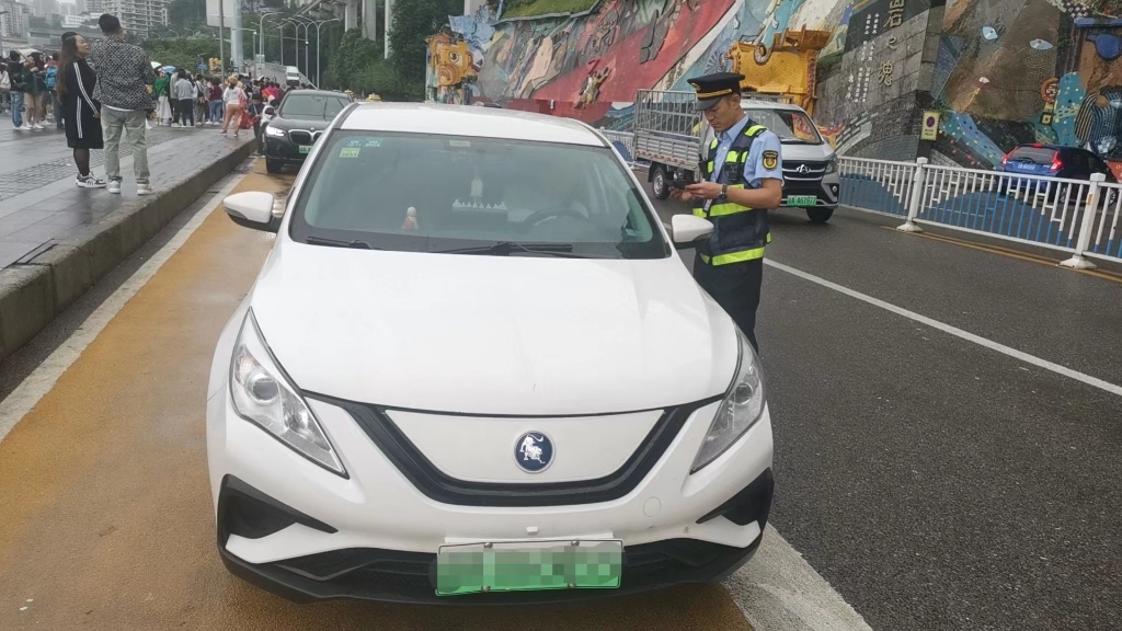 执法队员对网约车进行例行检查。重庆交通执法部门供图