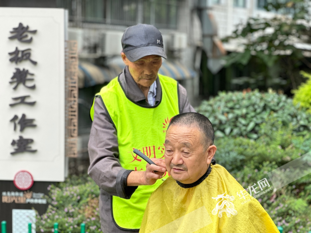 志愿者通过为其他老人提供理发等服务可获得积分。华龙网记者 刘钊 摄