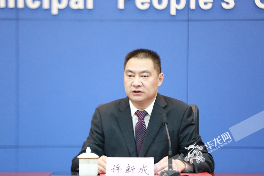 重庆市商务委副主任、新闻发言人许新成。华龙网记者 刘岱松 摄