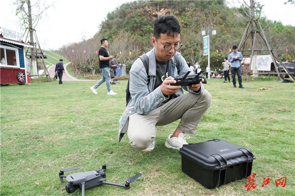 9月26日，全国重点新闻网记者们在灵山矿坑湖边飞起无人机记录灵山景色。长江网记者吕诗文 摄