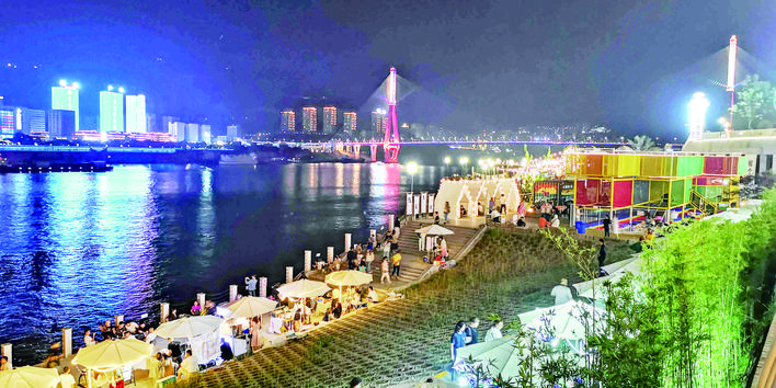 游客在红花地码头赏夜景、吃美食。记者 向涛文 供图