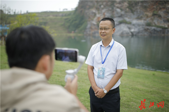 9月26日，江夏区物控集团矿苑公司经理张纯洁在江夏灵山生态文化旅游区接受各地记者采访。长江网记者吕诗文 摄